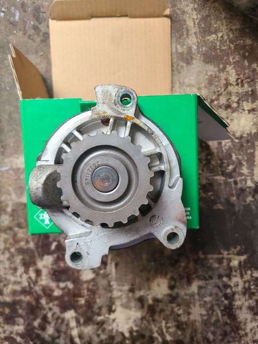 Продам помпу Фольксваген лт 35 2.5  AVR