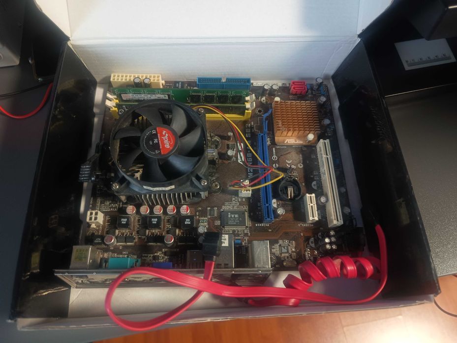 Материнка + Процессор Phenom 8000 3 ядра + 3Gb ОЗУ встроенное видео.