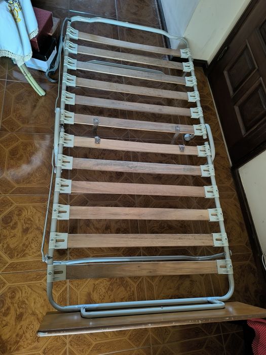 Estrado de solteiro articulado