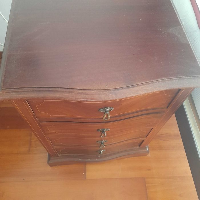 Cama com colchão e duas mesas de cabeceira