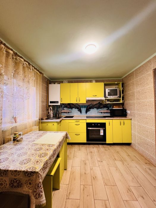 Пів будинку на Кущівці з новим дахом і ремонтом — заходь і живи