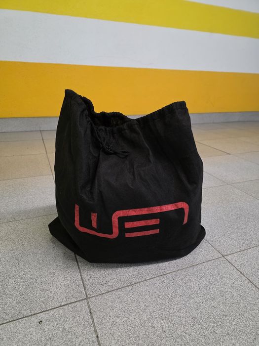Capacete branco da agv com saco