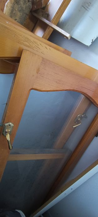 Окна деревянные, сосновые, лак. Демонтированы, частично без стекол