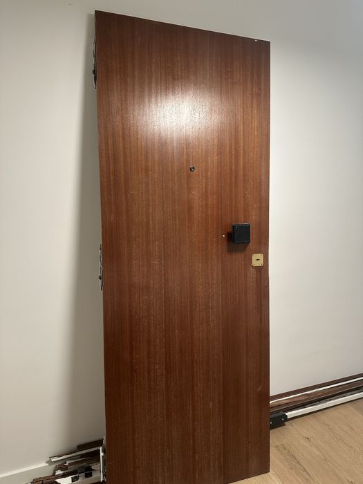 Porta de rua de apartamento 2,1m por 0,8m com 2 chaves