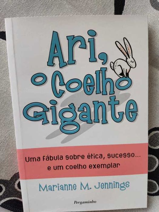 Livro - Ari, o Coelho Gigante