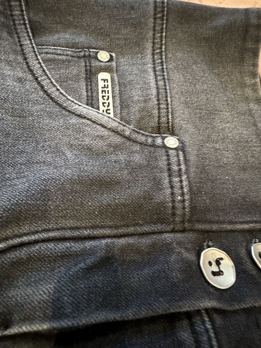 Freddy jeans rozmiar S push up modelujące z przetarciami i dziurami