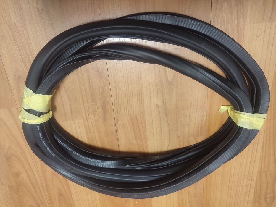 Ущільнювач правої передніьої двері Шкода Октавія А5