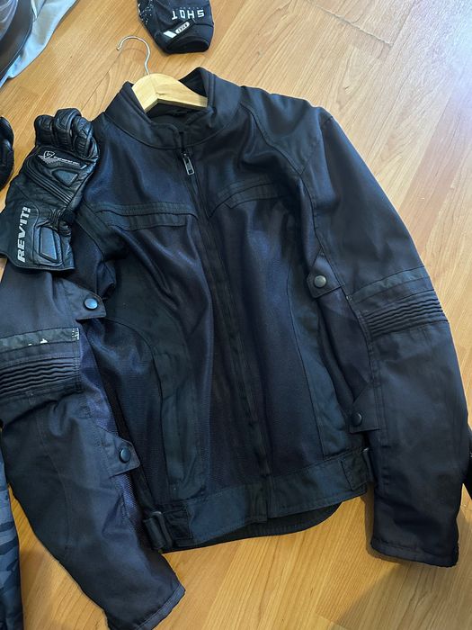 Capacete, jaqueta, luvas de motocicleta