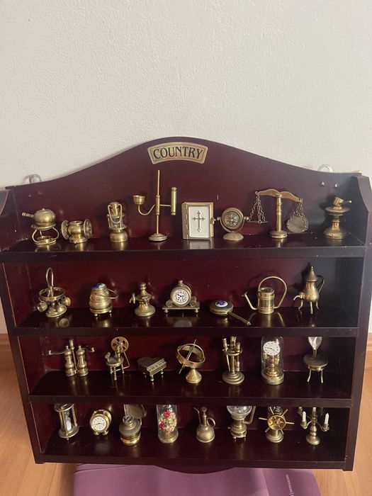 Estante decorativa con motivos rurais