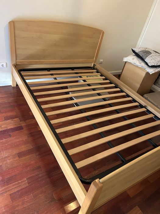 Cama casal prsticamente nova com 2 mesas cabeceira