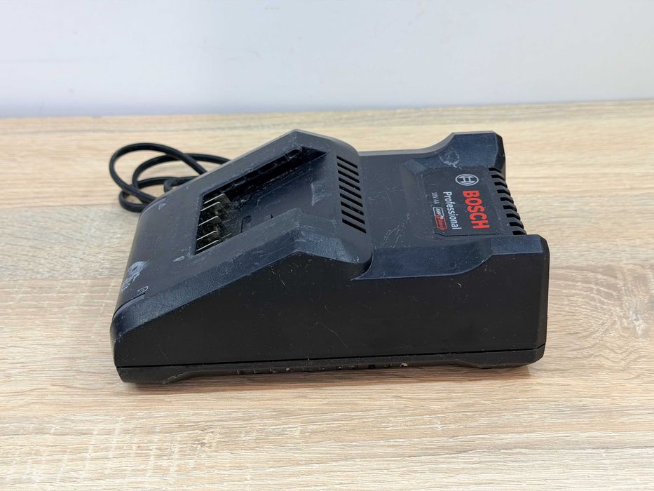 Ładowarka Bosch GAL 18V-40 – dobry stan