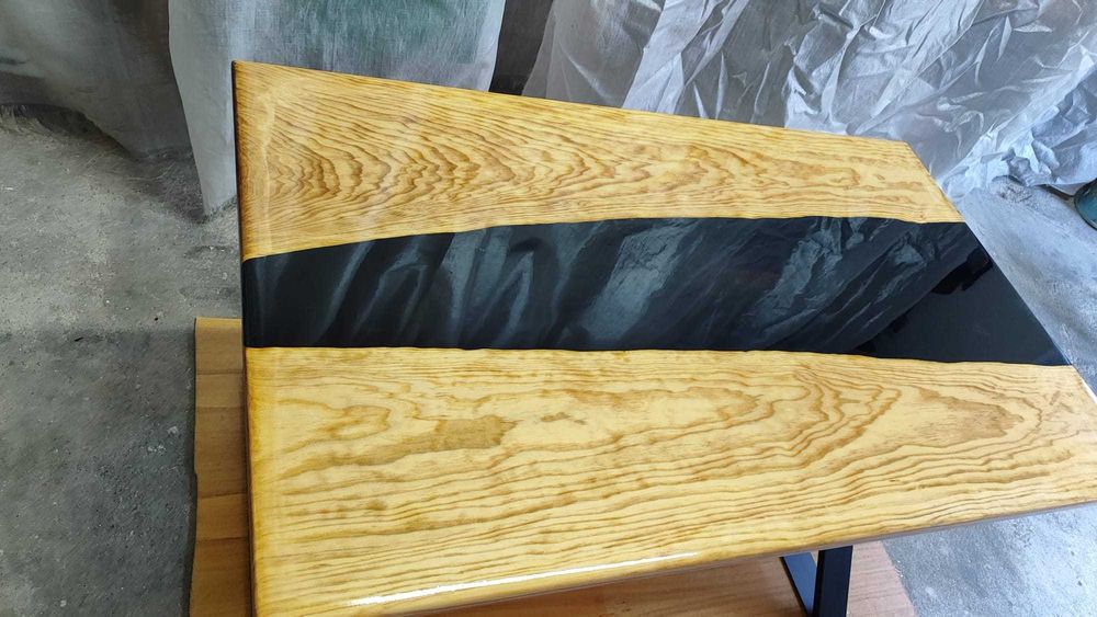 Mesa em madeira natural e resina epóxi preta - artesanal