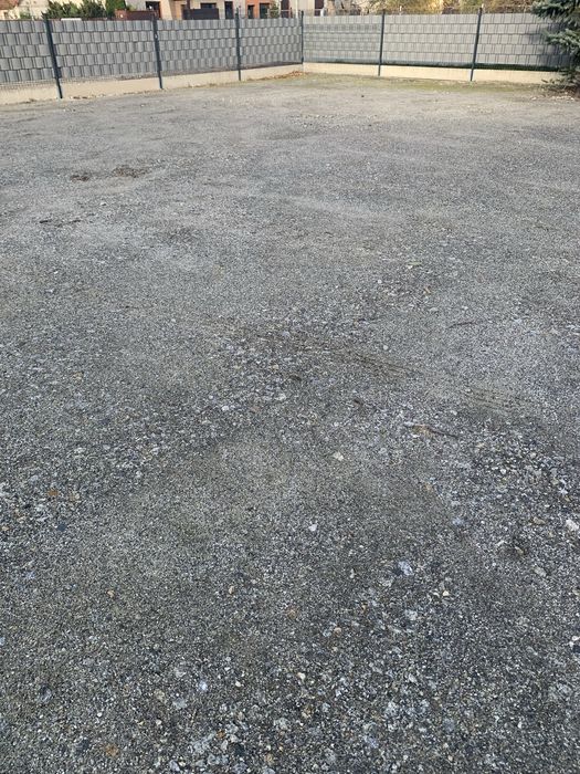 Do wynajęcia ogrodzony plac z blaszanym garażem