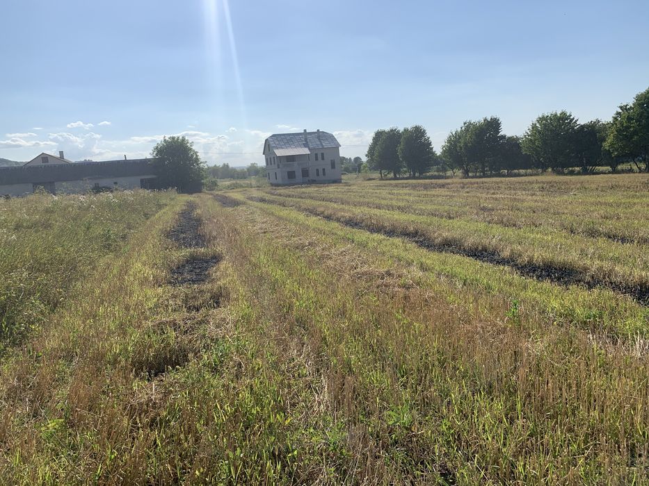 Капітальний будинок біля траси Київ-Чоп (с. Ясенів) під житло і бізнес