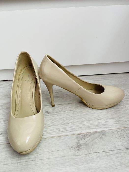 Beżowe szpilki, buty na obasie