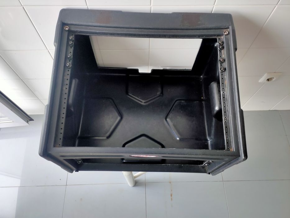 Rack SKB para DJ em excelente estado | Maia