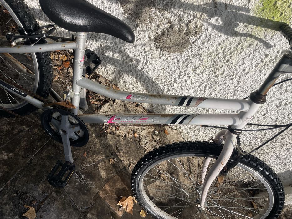 Bicicleta de adolescente por reparar