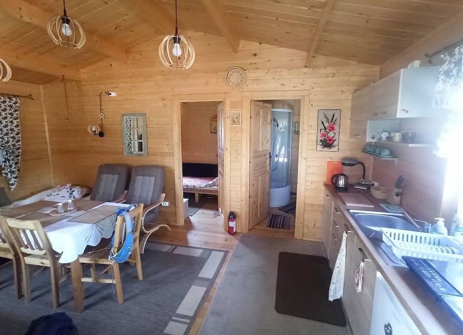 Drewniany domek u Niny nad Jeziorem Niesłysz.