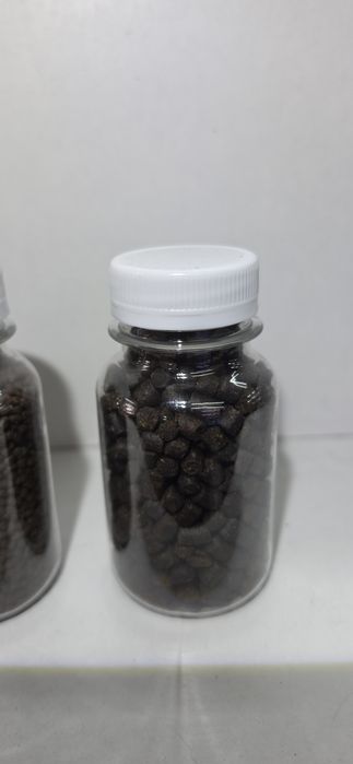 Comida de peixes flocos e granulados