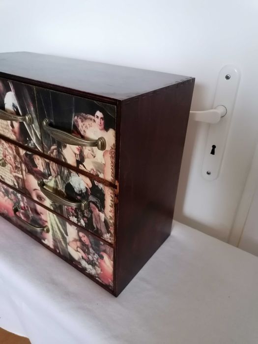 Vintage drewniana komódka na przydasie