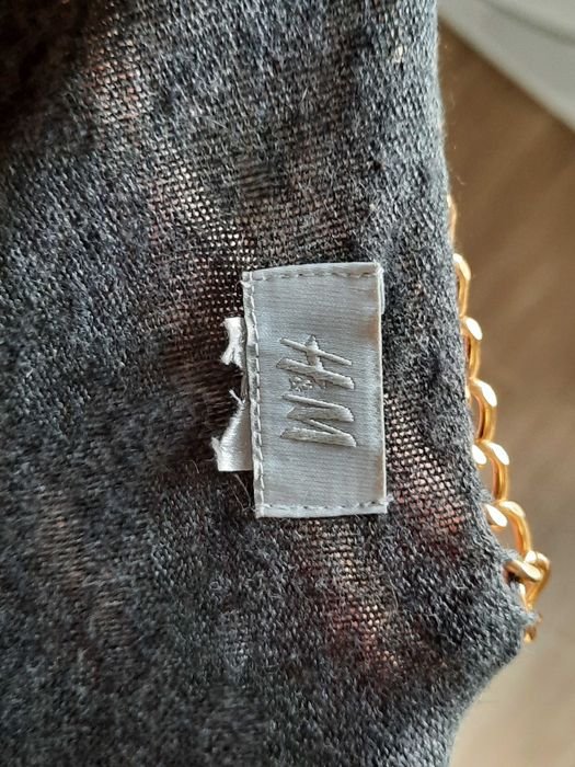 Sweter szary ze złotym łańcuszkiem H&M S