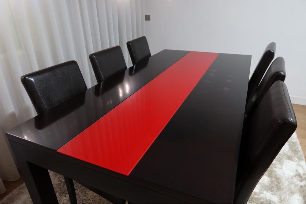 Mesa de jantar e cadeiras
