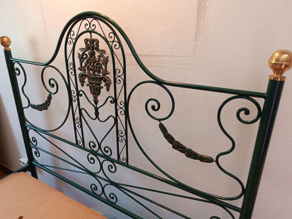 Cama de ferro verde