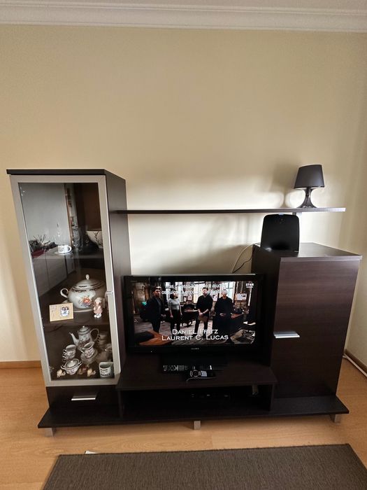 Móvel para TV em madeira escura – elegante e funcional