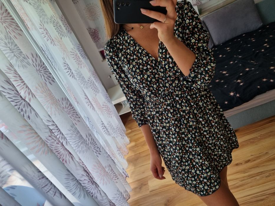 Krótka sukienka w kwiatki z dekoltem r. S/M