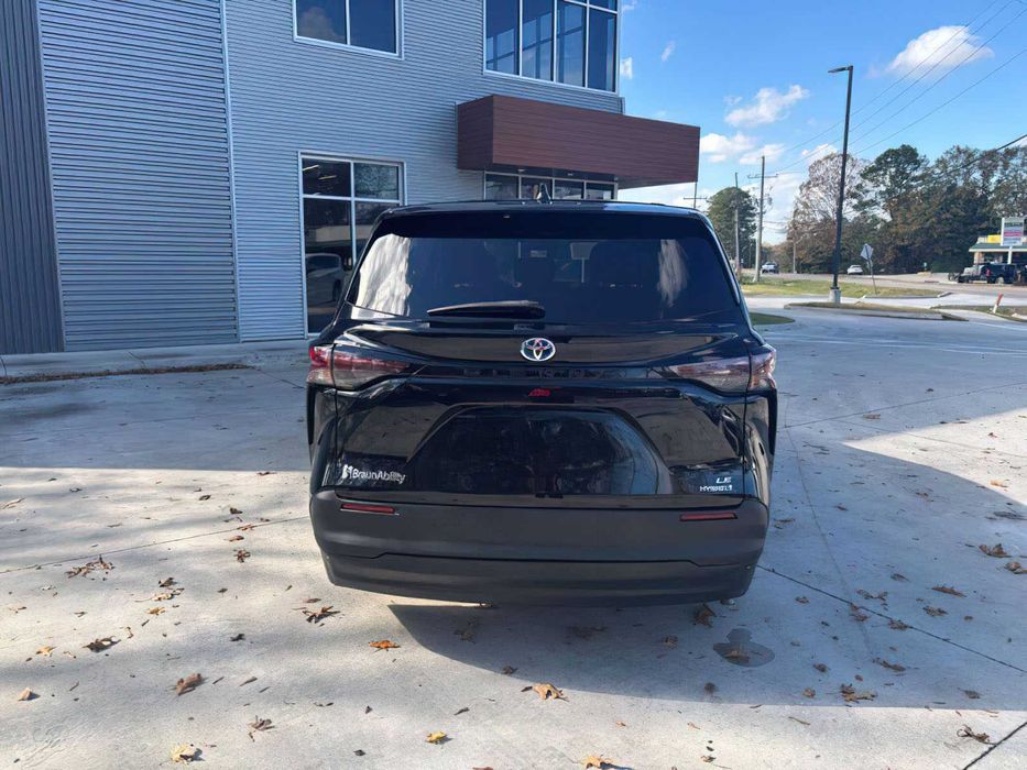 Toyota Sienna LE 8-Passenger      2024