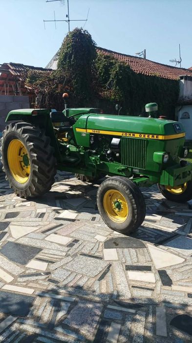Trator John Deere 1640 com Equipamento Completo (Pá, Reboque 5T, Freza, Charrua, Caixa)