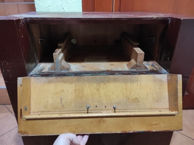 Komoda z czasów PRL