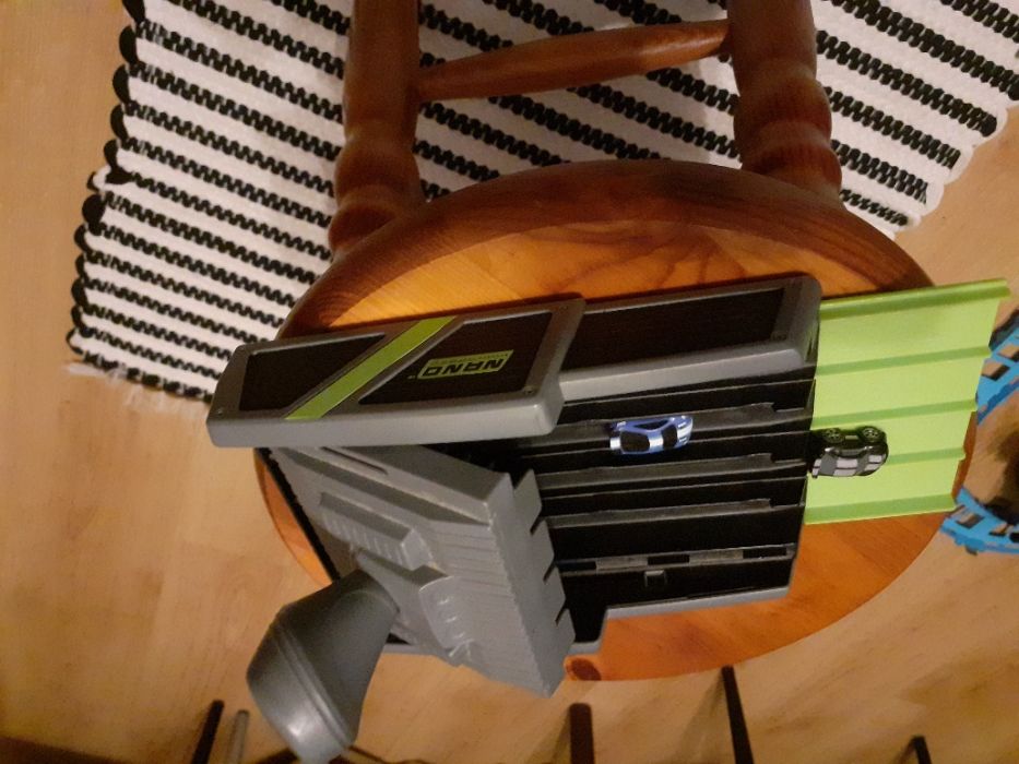 tor z dwoma samochodami