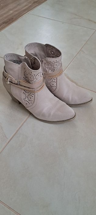 Botki beżowe z zamszowe roz.40/25cm. wkładka