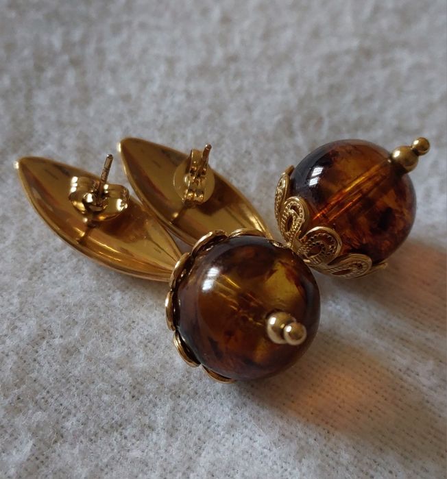 Brincos Aco Dourado c/ Bola Âmbar