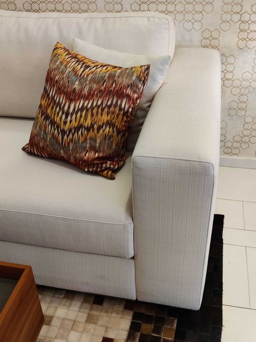 Sofá em tecido branco