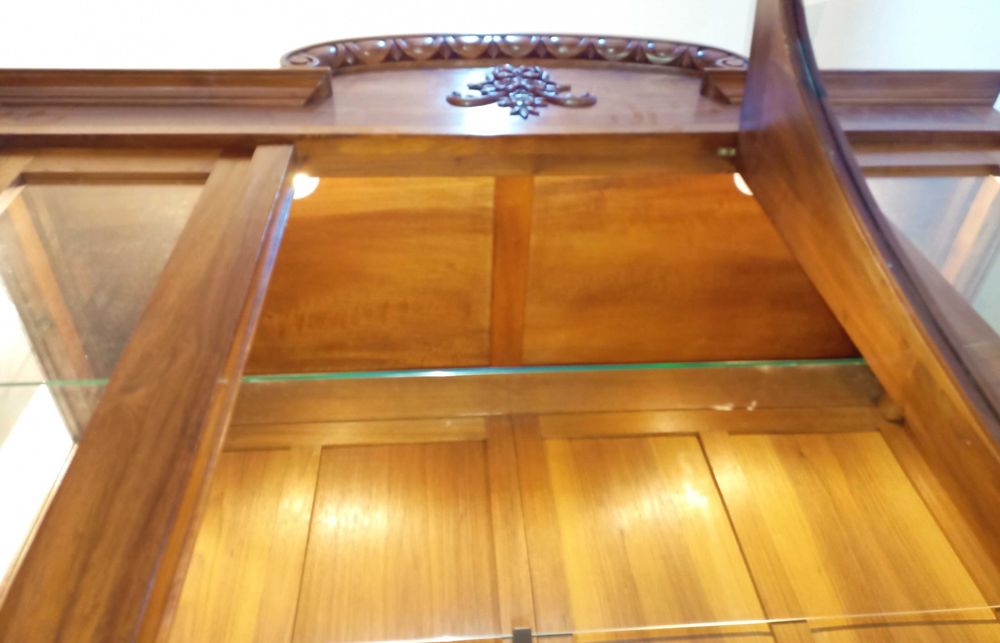 Armário Vitrine Nogueira Americana