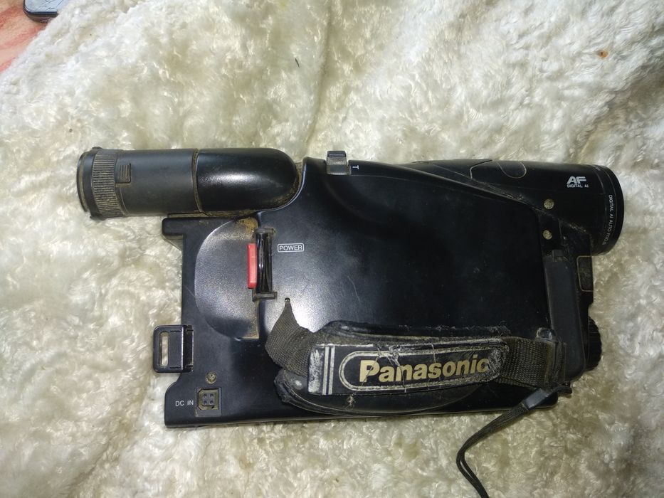 Продам видеокамеру Panasonic nv r11e