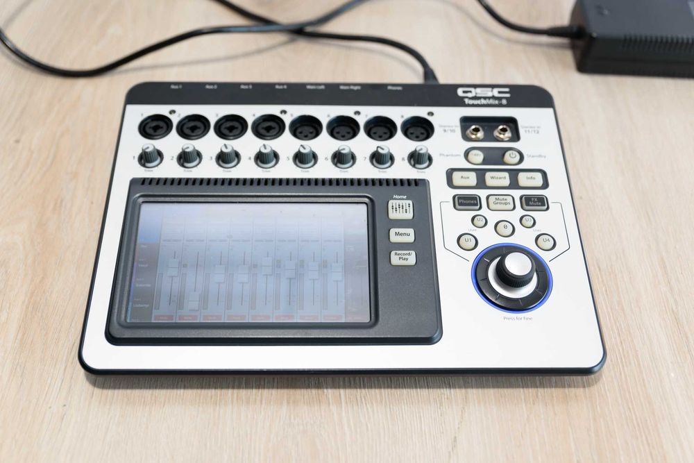 Цифровий мікшерний пульт QSC TouchMix-8