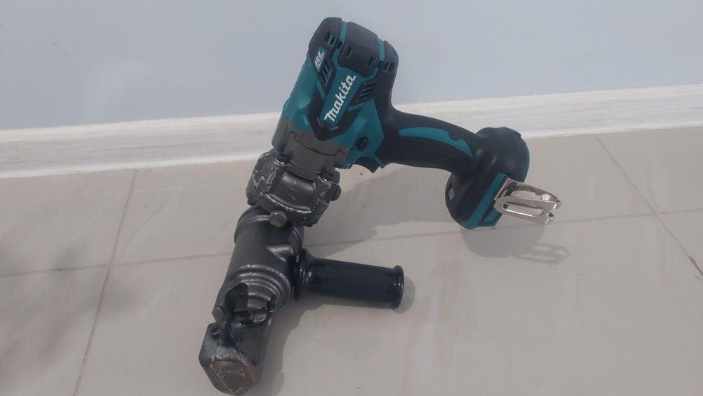 Аккумуляторный резак для резки шпилек Makita DSC121