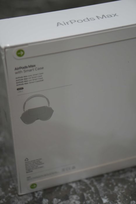 Apple AirPods Max Headphones Starlight