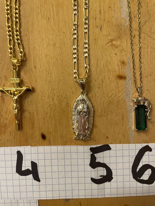 Łańcuszki z elementami kryształu w kolorze złota