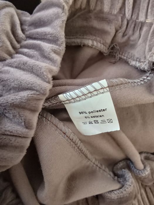 Dres z weluru z naszywką Luxury w magicznym kolorze.