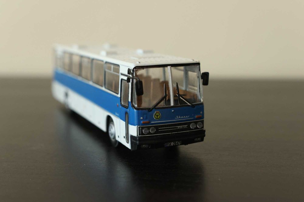Ikarus 256 autobus biało-niebieski 1:72 DeAgostini Kultowe Autobusy PRL model