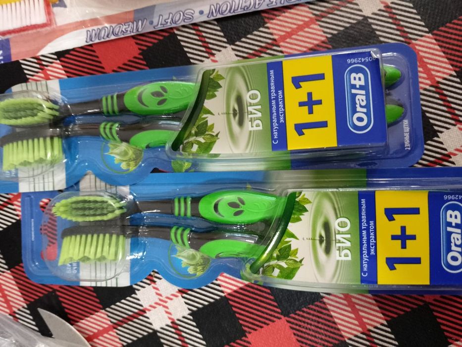 Зубні щітки .Дві упаковці по дві штуки.