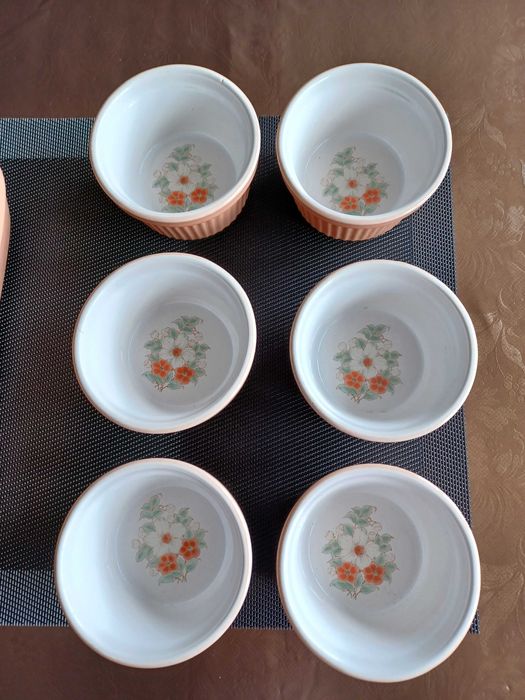 Tabuleiro para forno com flores e 6 taças iguais