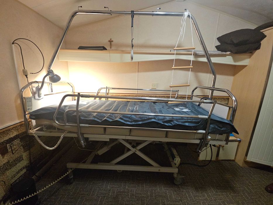 Łóżko rehabilitacyjne z materacem rurowym sterowane pilotem