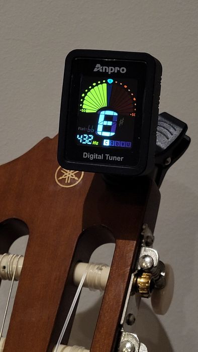 Afinador de guitarra + palhetas