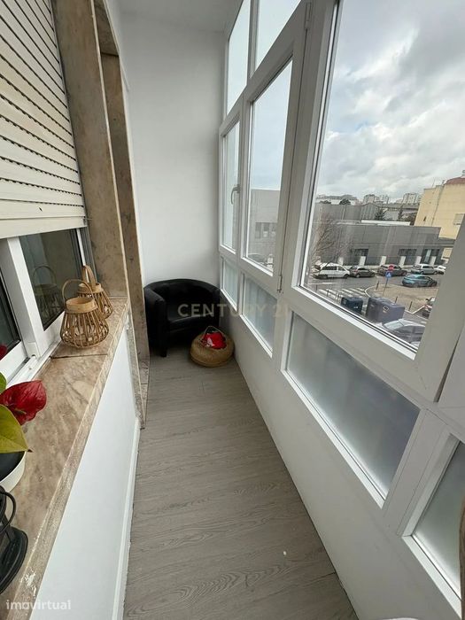 Apartamento T2 Renovado na Venda Nova – Zona Calma e Bem Localizada