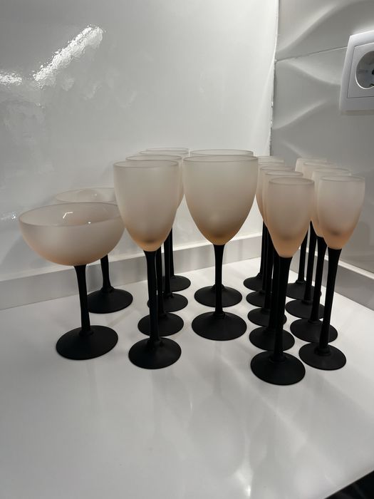 Conjunto de sopos de vidro fosco com pé preto invulgares